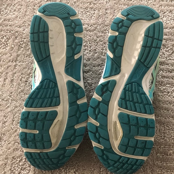 Asics athletic shoes! - Picture 4 of 4